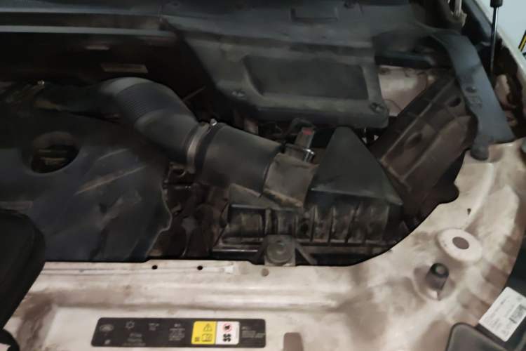 Used Land Rover Discovery Sport 2016 2.0T SE Engine Bay Left