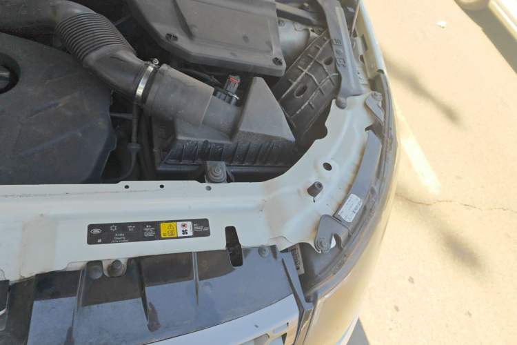Used Land Rover Discovery Sport 2016 2.0T SE Engine Bay Left