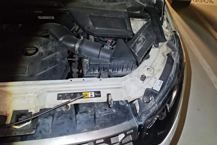 Used Land Rover Discovery Sport 2016 2.0T SE Engine Bay Left