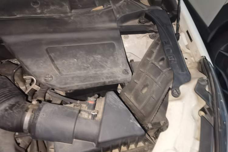 Used Land Rover Discovery Sport 2016 2.0T SE Engine Bay Left