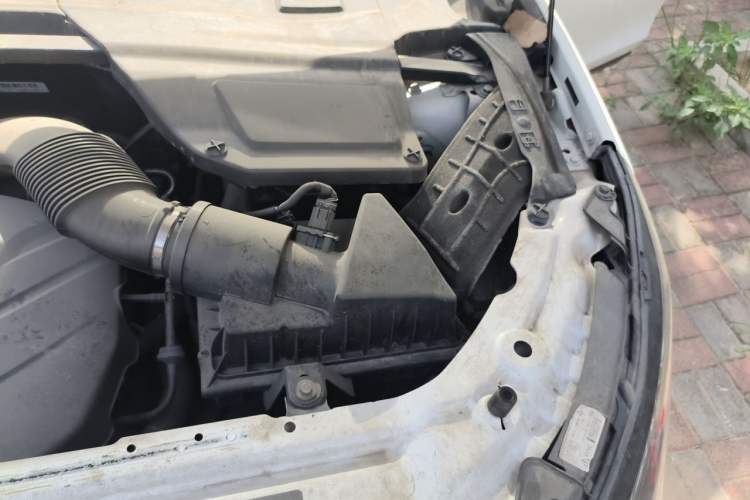 Used Land Rover Discovery Sport 2016 2.0T SE Engine Bay Left
