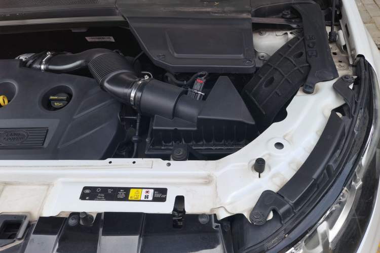 Used Land Rover Discovery Sport 2016 2.0T SE Engine Bay Left
