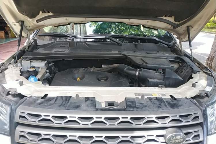 Used Land Rover Discovery Sport 2016 2.0T SE Engine Bay