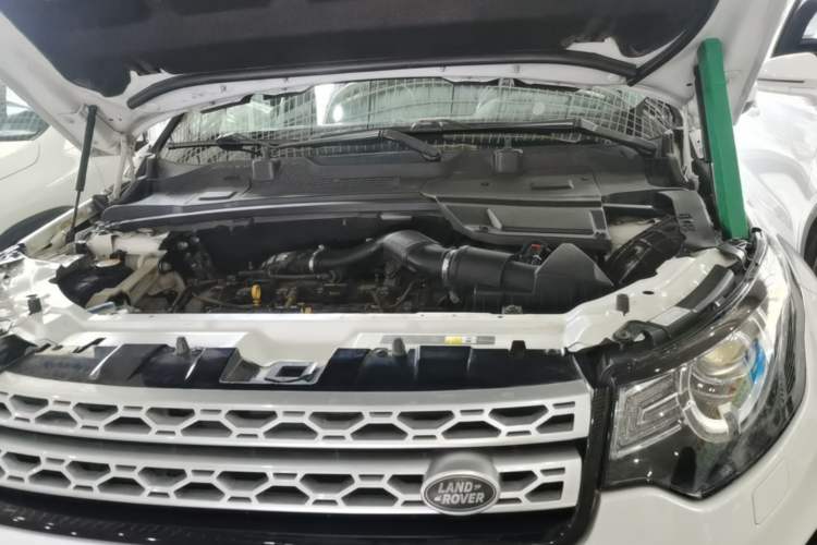 Used Land Rover Discovery Sport 2016 2.0T HSE Engine Bay