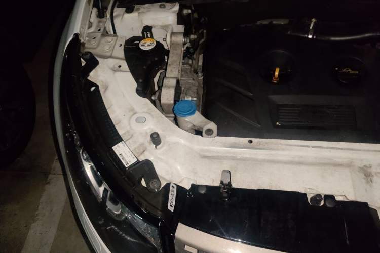 Used Land Rover Discovery Sport 2016 2.0T SE Engine Bay Right
