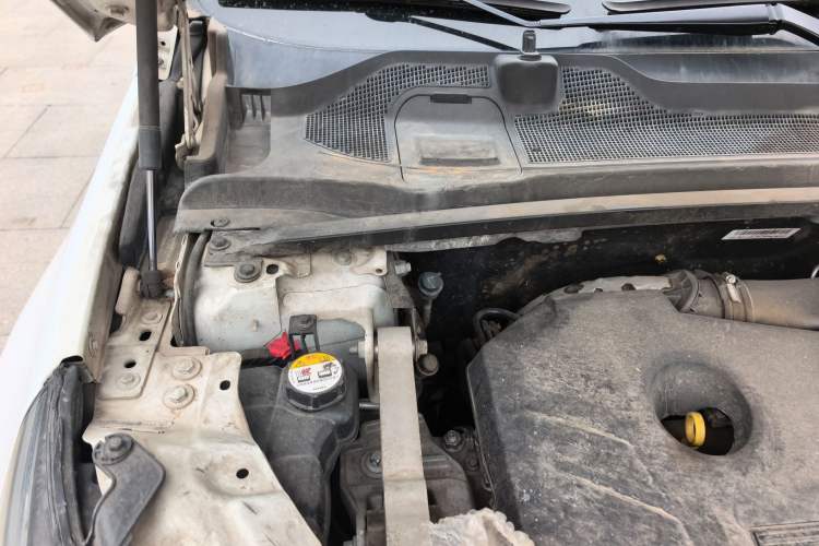 Used Land Rover Discovery Sport 2016 2.0T SE Engine Bay Right