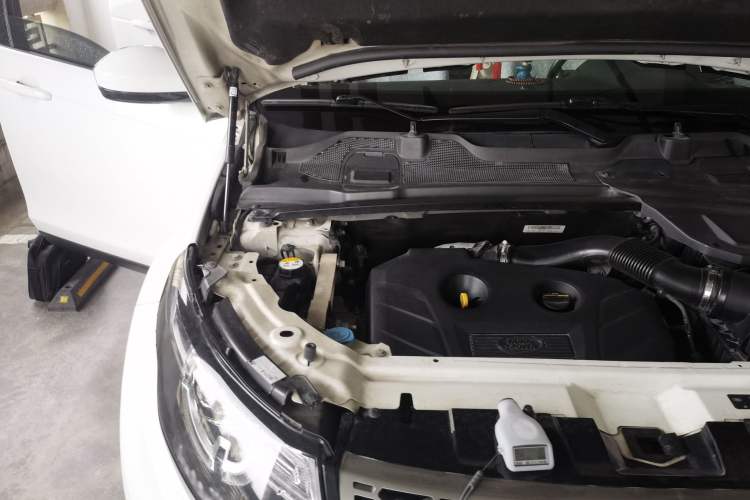 Used Land Rover Discovery Sport 2016 2.0T SE Engine Bay Right