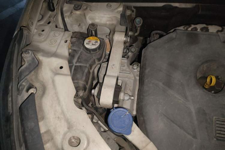 Used Land Rover Discovery Sport 2016 2.0T SE Engine Bay Right