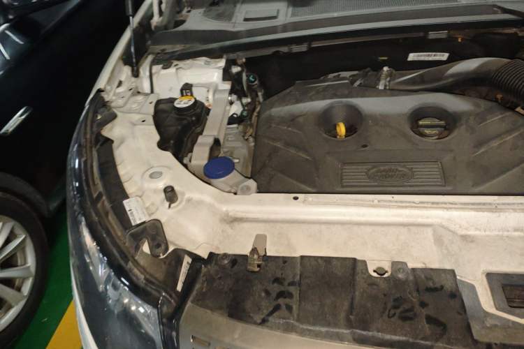 Used Land Rover Discovery Sport 2016 2.0T SE Engine Bay Right