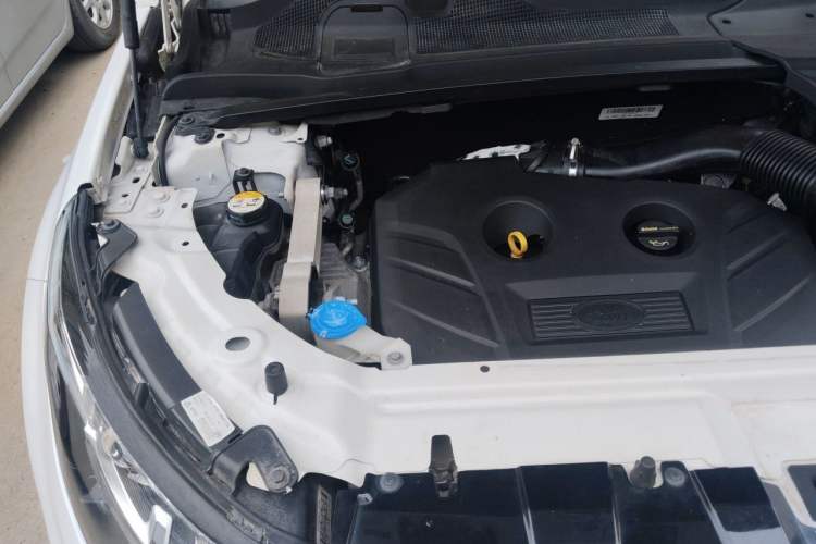 Used Land Rover Discovery Sport 2016 2.0T SE Engine Bay Right