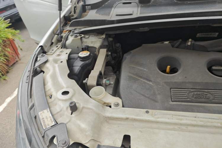 Used Land Rover Discovery Sport 2016 2.0T SE Engine Bay Right
