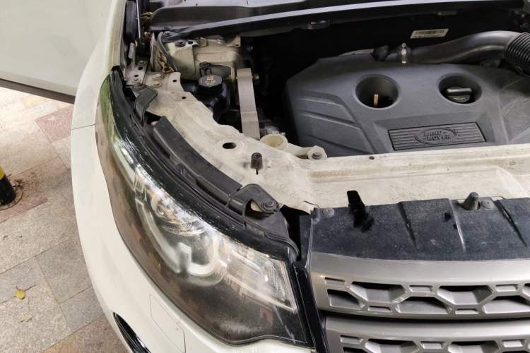 Used Land Rover Discovery Sport 2016 2.0T SE Engine Bay Right