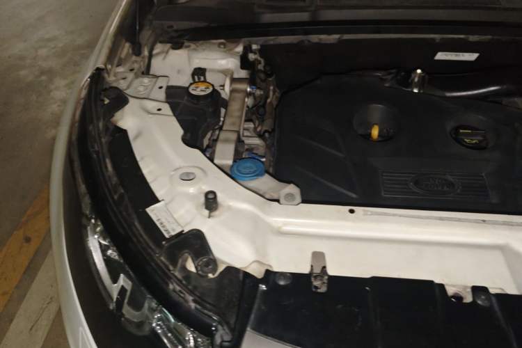 Used Land Rover Discovery Sport 2016 2.0T SE Engine Bay Right