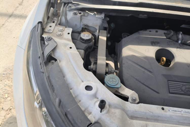 Used Land Rover Discovery Sport 2016 2.0T SE Engine Bay Right