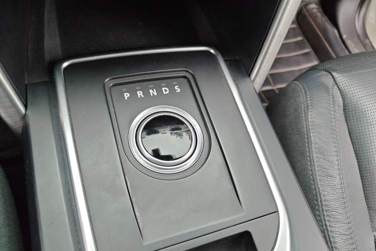 Used Land Rover Discovery Sport 2016 2.0T SE Gear Lever