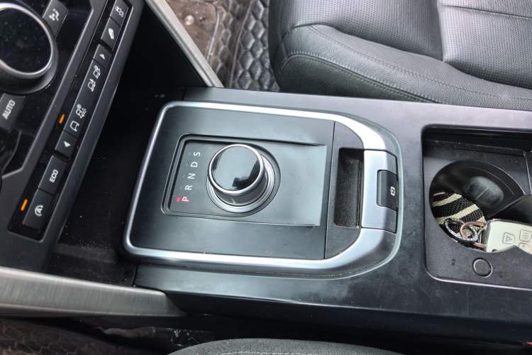 Used Land Rover Discovery Sport 2016 2.0T SE Gear Lever