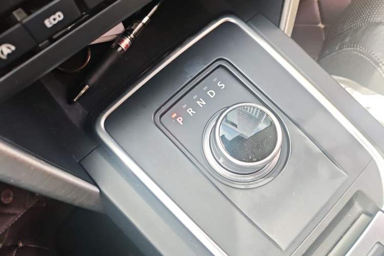 Used Land Rover Discovery Sport 2016 2.0T SE Gear Lever
