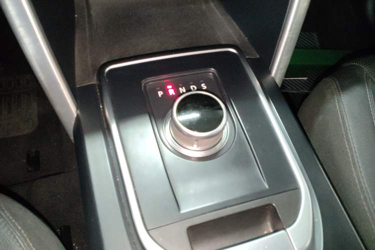 Used Land Rover Discovery Sport 2016 2.0T SE Gear Lever