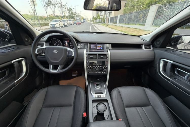 Used Land Rover Discovery Sport 2016 2.0T SE Interior 4