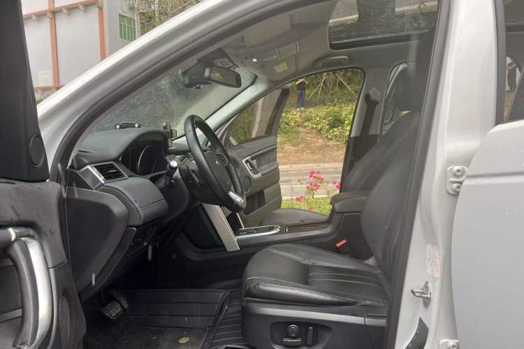 Used Land Rover Discovery Sport 2016 2.0T HSE Interior 4