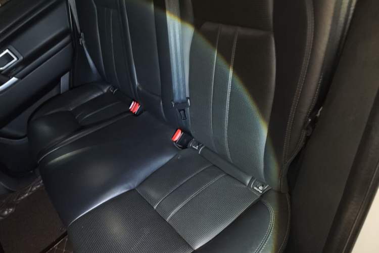 Used Land Rover Discovery Sport 2016 2.0T SE Interior 4