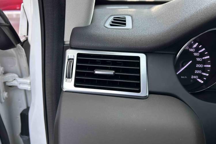 Used Land Rover Discovery Sport 2016 2.0T HSE Interior 6
