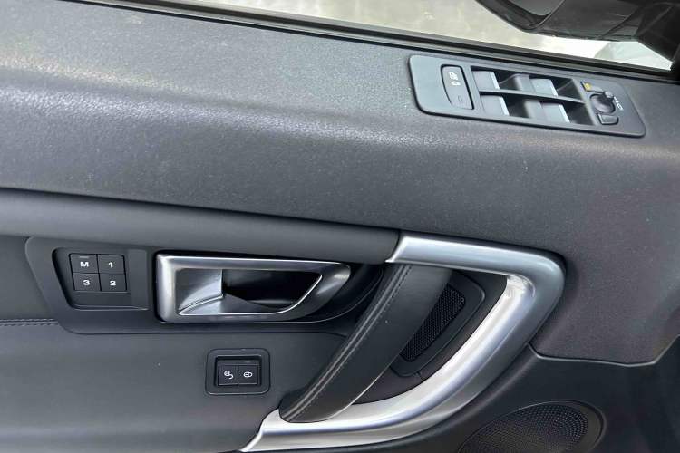 Used Land Rover Discovery Sport 2016 2.0T HSE Interior 7