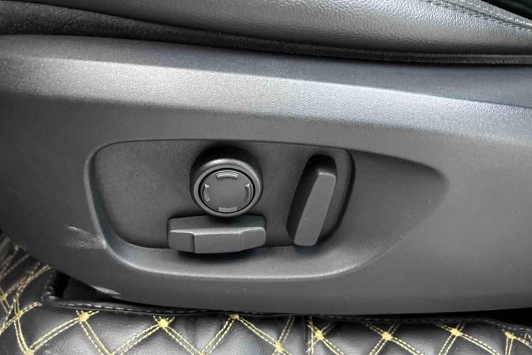 Used Land Rover Discovery Sport 2016 2.0T HSE Interior 8