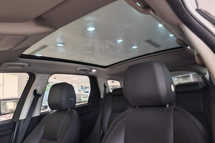 Used Land Rover Discovery Sport 2016 2.0T HSE Interior 8