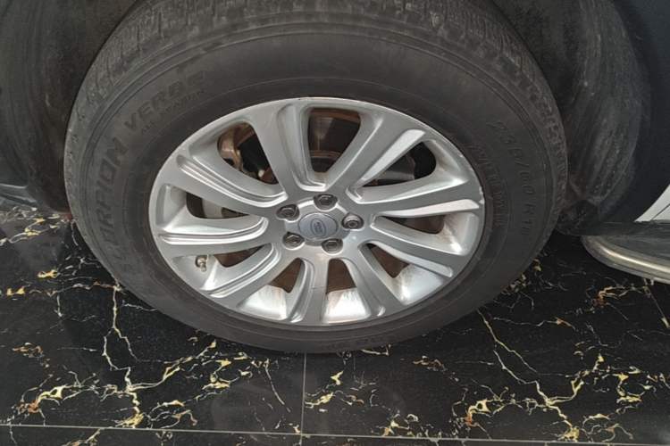 Used Land Rover Discovery Sport 2016 2.0T SE Left Front Wheel Hub