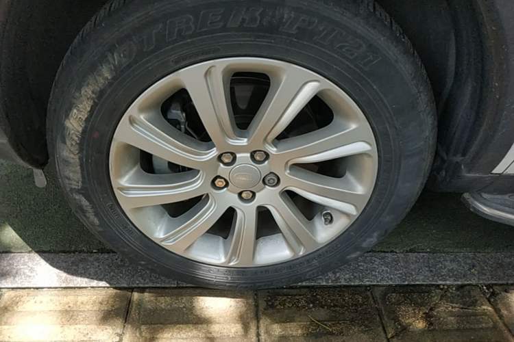 Used Land Rover Discovery Sport 2016 2.0T SE Left Front Wheel Hub