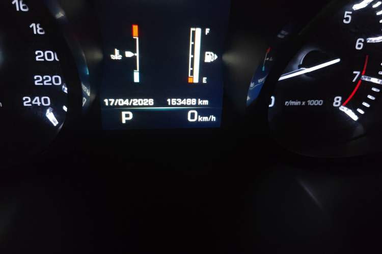 Used Land Rover Discovery Sport 2016 2.0T SE Odometer Close Up