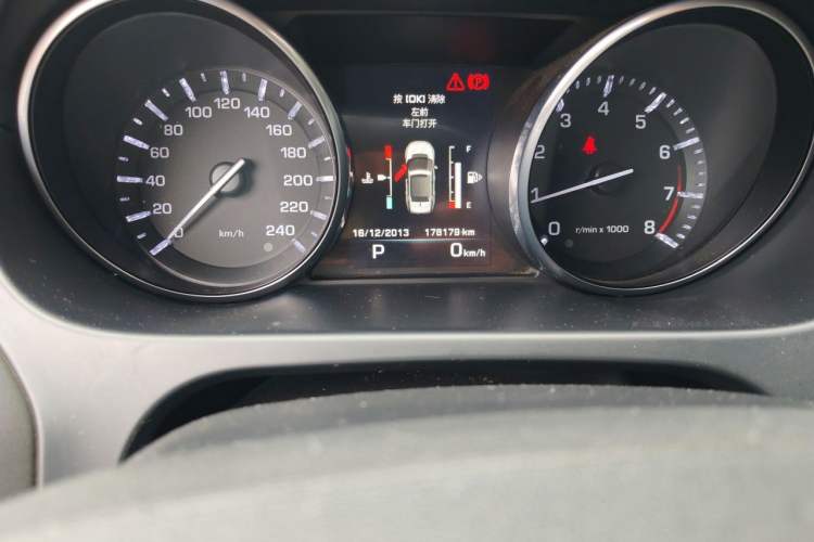 Used Land Rover Discovery Sport 2016 2.0T SE Odometer Close Up
