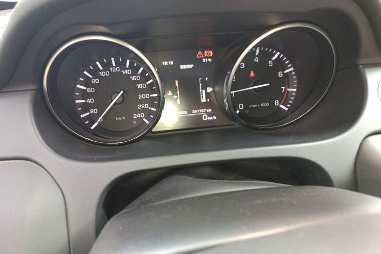 Used Land Rover Discovery Sport 2016 2.0T Limited Edition Odometer Close Up