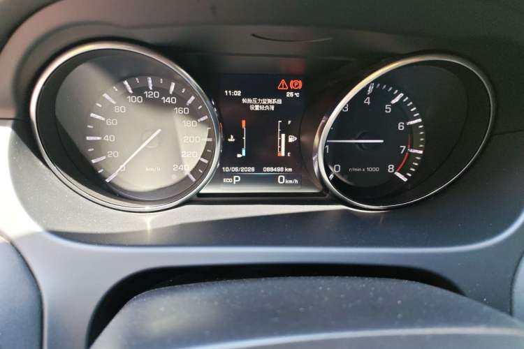 Used Land Rover Discovery Sport 2016 2.0T SE Odometer Close Up