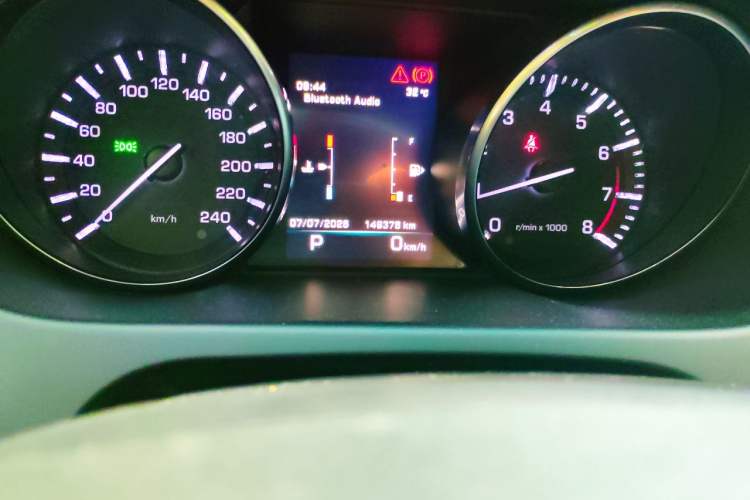 Used Land Rover Discovery Sport 2016 2.0T HSE Odometer Close Up