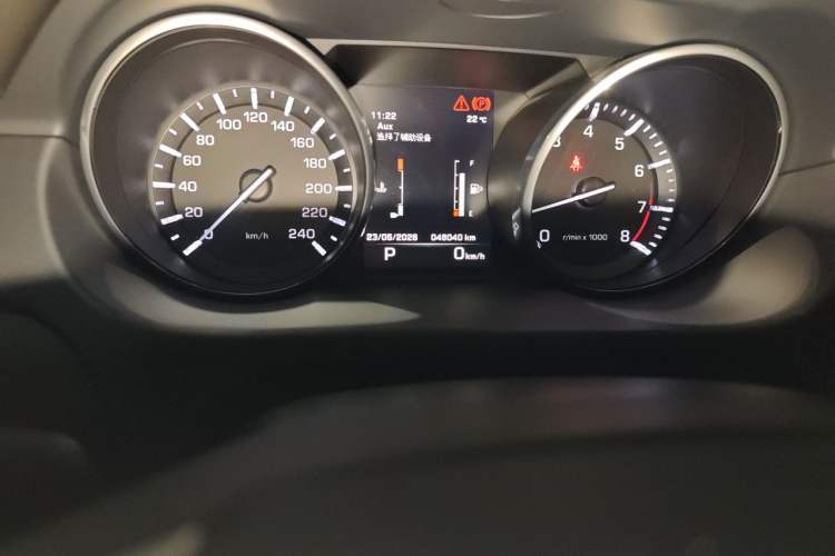 Used Land Rover Discovery Sport 2016 2.0T SE Odometer Close Up