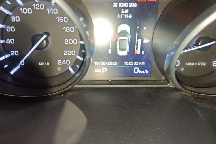 Used Land Rover Discovery Sport 2016 2.0T S Odometer Close Up