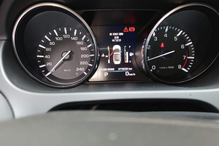 Used Land Rover Discovery Sport 2016 2.0T HSE Odometer Close Up
