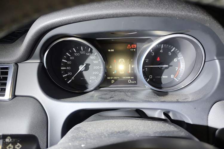 Used Land Rover Discovery Sport 2016 2.0T HSE Odometer Close Up