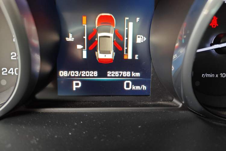 Used Land Rover Discovery Sport 2016 2.0T SE Odometer Close Up