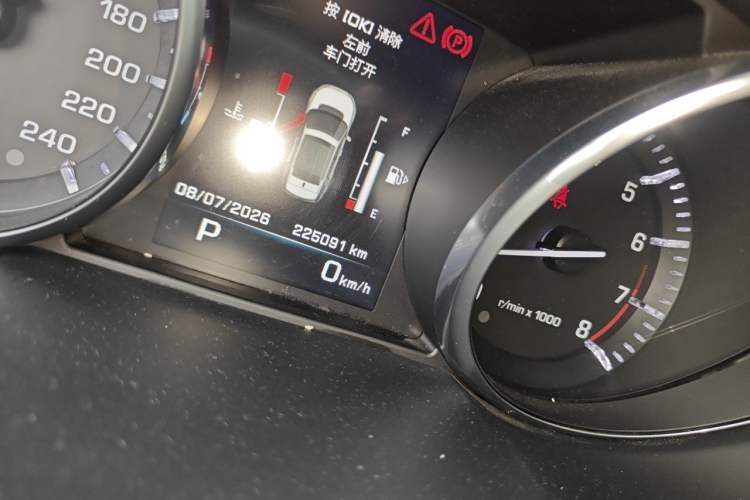 Used Land Rover Discovery Sport 2016 2.0T SE Odometer Close Up