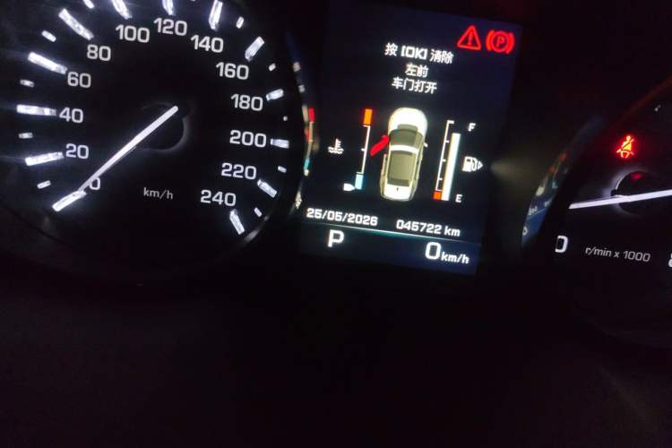 Used Land Rover Discovery Sport 2016 2.0T SE Odometer Close Up