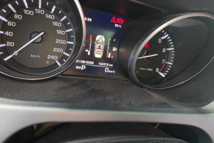 Used Land Rover Discovery Sport 2016 2.0T S Odometer Close Up