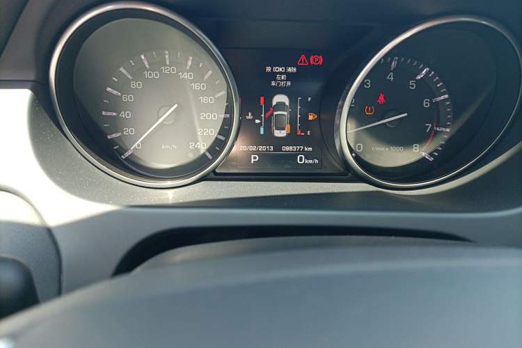 Used Land Rover Discovery Sport 2016 2.0T S Odometer Close Up