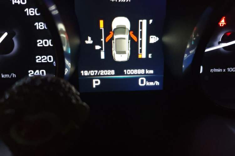Used Land Rover Discovery Sport 2016 2.0T SE Odometer Close Up