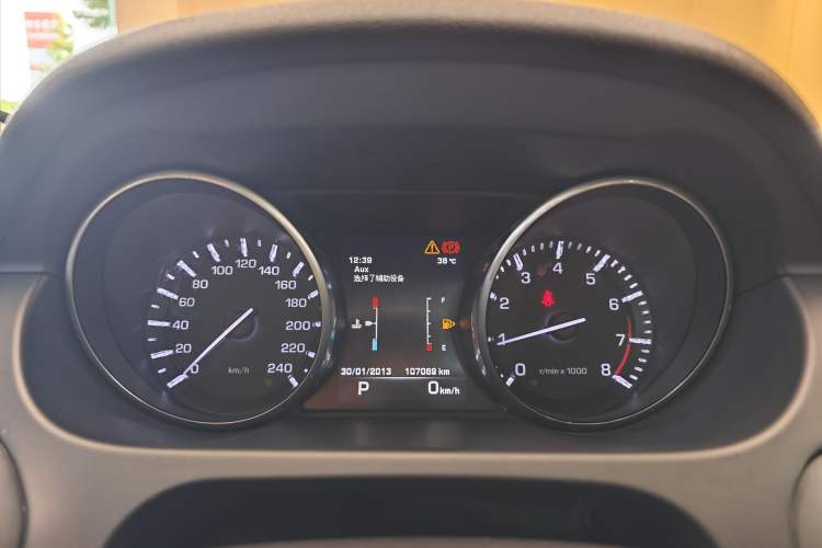 Used Land Rover Discovery Sport 2016 2.0T HSE Odometer Close Up