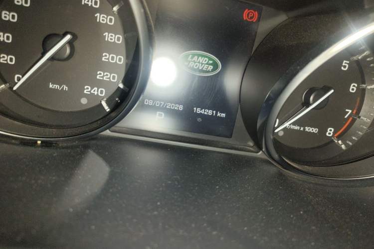 Used Land Rover Discovery Sport 2016 2.0T SE Odometer Close Up