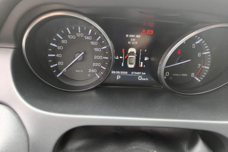 Used Land Rover Discovery Sport 2016 2.0T HSE Odometer Close Up
