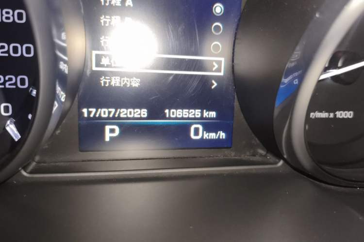 Used Land Rover Discovery Sport 2016 2.0T HSE Odometer Close Up